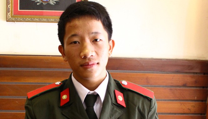 Chàng trai đầu tiên của Sủng Là vào Học viện An ninh Vừ Mí Kỵ chững chạc trong màu áo an ninh. Ảnh: Hoàng Phương.