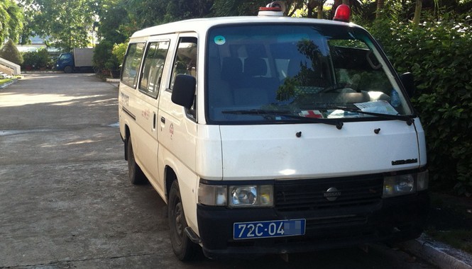 Xe cứu thương chở cán bộ đi họp Xe cứu thương biển số tỉnh Bà Rịa - Vũng Tàu. Ảnh: Sáu Nghệ.