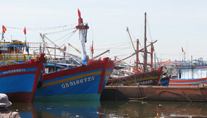 Lai dắt tàu cá cùng 38 ngư dân gặp nạn ngoài biển Trường Sa Tàu thuyền của ngư dân miền Trung đang neo đậu ở âu thuyền Thọ Quang (Đà Nẵng). Ảnh: Dân Trí.