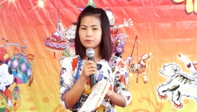 Cô giáo khiếm thị yêu nghề Cô giáo Thùy trong một buổi tổ chức ngày lễ trung thu cho học sinh trong Hội người mù Hà Tĩnh. Ảnh: NVCC.