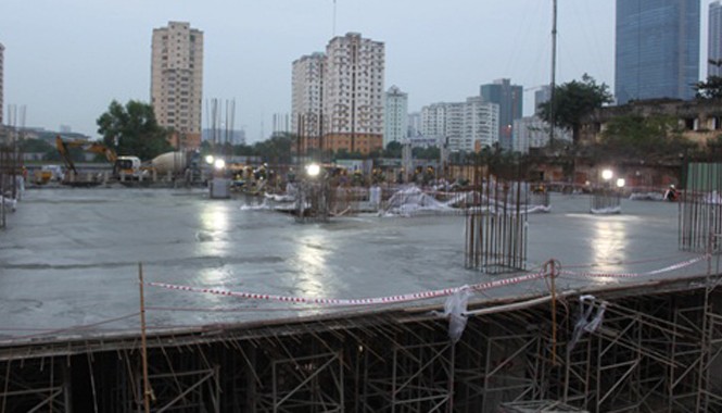 Chủ đầu tư Home City có huy động vốn sai luật? Phần móng của dự án Home City. Ảnh: Châu Anh/VTC News.