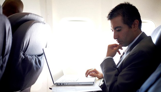 Check mail trên máy bay mất gần 1.200 USD tiền phí Ảnh minh họa. Nguồn: huffingtonpost.com.