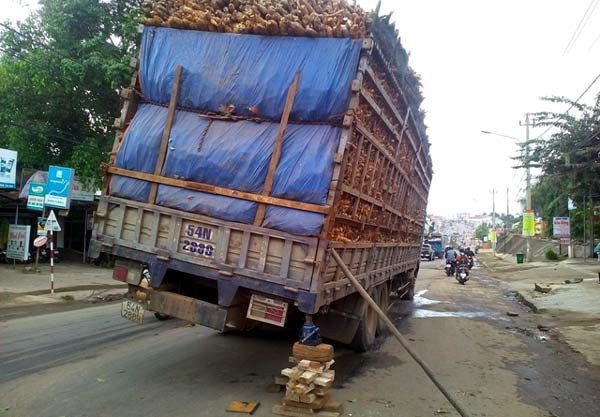 Xe tải gãy nhíp, sập cầu giữa trung tâm thành phố Xe tải gãy nhíp, sập cầu giữa trung tâm thành phố
