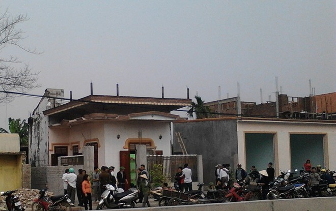 Ngã xuống đường, bé 5 tuổi bị công nông cán qua người Gia đình đang làm thủ tục để tổ chức mai táng cho cháu bé. Ảnh: Quỳnh An (Zing).
