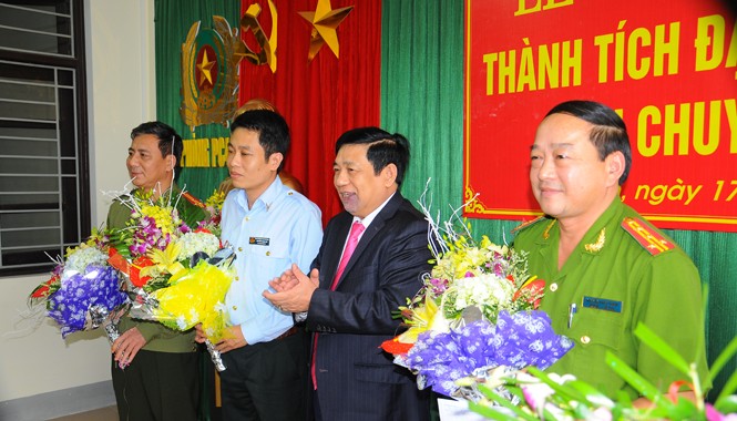 Phá ổ nhóm sản xuất, tiêu thụ chíp điện tử gian lận xăng dầu Chủ tịch tỉnh Nghệ An Nguyễn Xuân Đường khen thưởng Công an tỉnh Nghệ An. Ảnh: Quang Long.