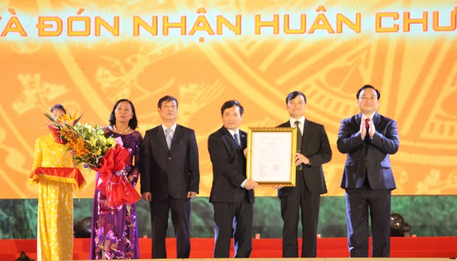 TP Thanh Hóa thành đô thị loại I, nhận Huân chương Độc lập hạng Nhất Phó thủ tướng Chính phủ Hoàng Trung Hải trao Quyết định công nhận TP Thanh Hóa là đô thị loại I. Ảnh: Hoàng Lam.