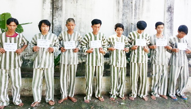 Tám thanh niên 'ăn' hơn trăm bao đường Các đối tượng tại công an.