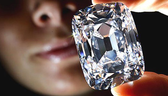 Vì đâu kim cương có giá đắt đỏ? Một điều nghịch lý là hầu hết các quốc gia sở hữu những mỏ khai thác kim cương lớn nhất thế giới lại là những nước nghèo. Ảnh: AP.