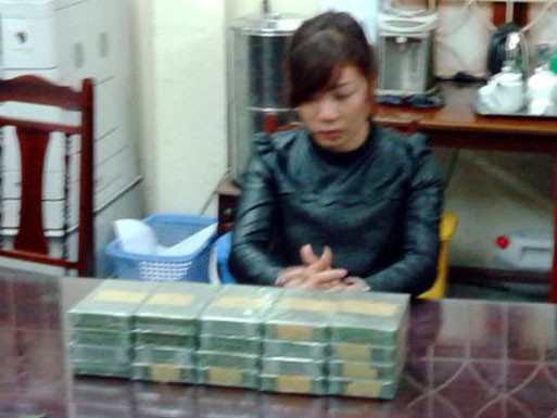 Bắt 2 nữ quái đang vận chuyển 20 bánh heroin Bắt 2 nữ quái đang vận chuyển 20 bánh heroin