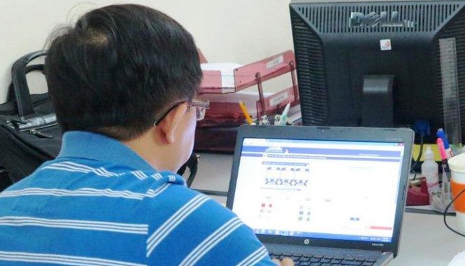 Cần đến ga nhận vé tàu mua qua mạng trước 4 giờ Cán bộ của FPT (đơn vị xây dựng hệ thống bán vé tàu điện tử) thử nghiệm việc đặt vé.