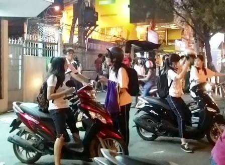 TPHCM sẽ xử lý giáo viên ép học sinh học thêm Học sinh tại một trường THPT ở TPHCM sau giờ học thêm tại trường. Ảnh: Hoài Nam.