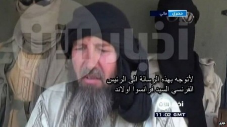 Al-Qaeda tung video ghi cảnh giam giữ con tin Pháp, Hà Lan Ảnh chụp từ đoạn video của công dân Pháp Serge Lazarevic.