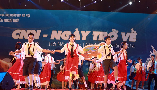 Sắc màu chuyên ngữ Tiết mục múa “Oktoberfest” (lễ hội Tháng 10) của lớp 10G, đoạt giải nhất trong Đêm Sắc màu chuyên Ngoại ngữ 2014.