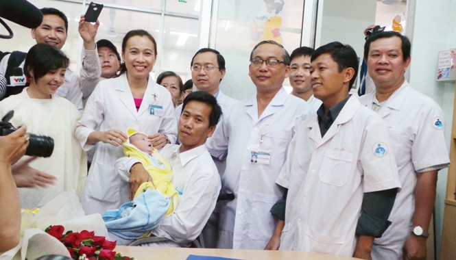 Tâm sự của người có con trai “văng khỏi bụng mẹ” Trong vòng tay bố và đội ngũ y bác sĩ.