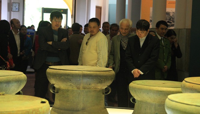 Thiếu bảo tàng xứng tầm cho văn hóa Đông Sơn Bảo vật quốc gia, trống đồng Hoàng Hạ (giữa) tại trưng bày “Văn hóa Đông Sơn”. Ảnh: T.Toan.