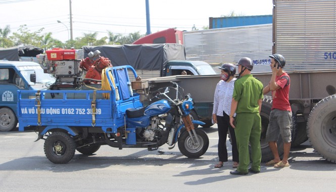 Xe ba bánh tông đuôi container, một người chết Hiện trường vụ tai nạn. Ảnh: Đông Sơn.