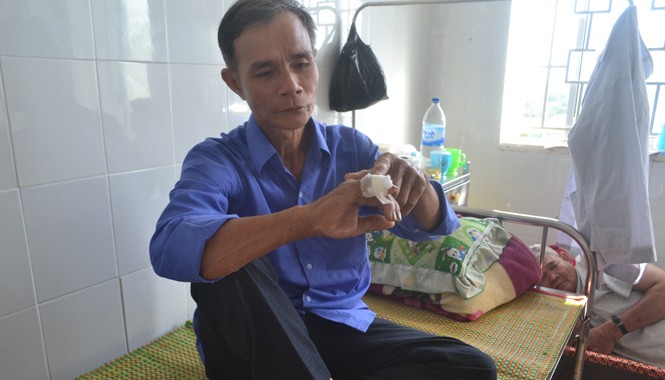 Thực hư việc kẻ xấu thả rắn lục đuôi đỏ cắn chết người? Ông Nguyễn Văn Sơn - một nạn nhân bị rắn lục đuôi đỏ cắn đang điều trị tại bệnh viện.