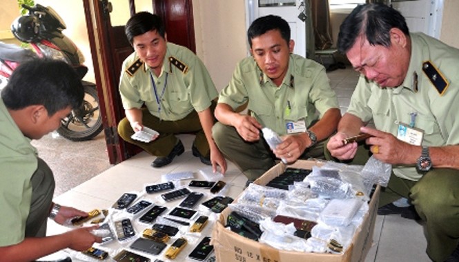 Bắt giữ hàng trăm điện thoại 'lậu', đang tuồn vào Sài Gòn Số điện thoại được đưa về Đội QLTT số 2 để xử lý.