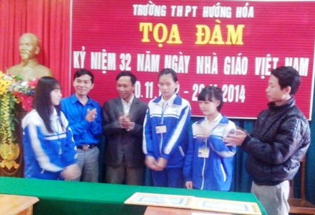 Học sinh nhặt được lắc vàng đem trả lại người mất Hành động của hai em học sinh là tấm gương sáng để các em khác học tập.