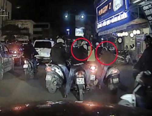 Tình huống 'va chạm' nghi dàn cảnh móc túi trên phố Hà Nội Tình huống 'va chạm' nghi dàn cảnh móc túi trên phố Hà Nội