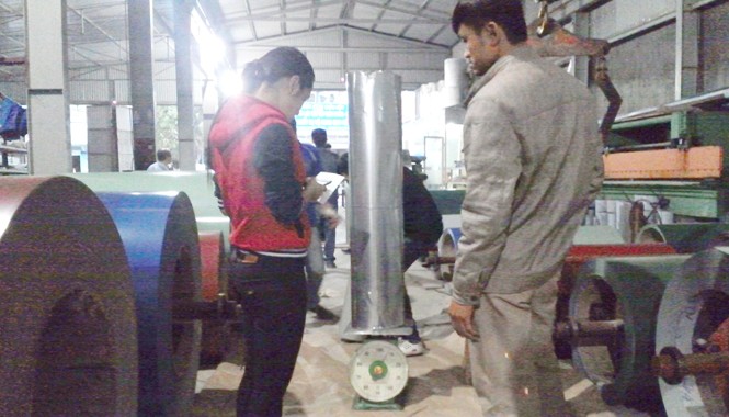 Bất lực nghìn tỷ đồng thất thu? Đột nhập vào một xưởng làm tôn “đôn dem” tại thôn Trung Sơn, xã Ngũ Lão, Thủy Nguyên, Hải Phòng). Ảnh: P.Anh.