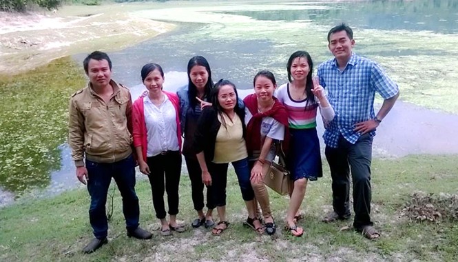 Tour du lịch của cô gái khuyết tật Thúc Hào (thứ 4 từ phải qua) trong một lần dẫn khách du lịch về vùng quê Vĩnh Thạnh.