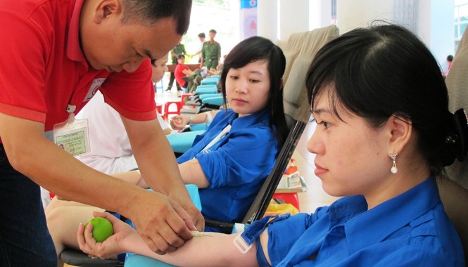 Sức trẻ đồng bằng hướng về cộng đồng ĐVTN Cà Mau hiến máu tình nguyện. Ảnh: Nguyễn Tiến Hưng.