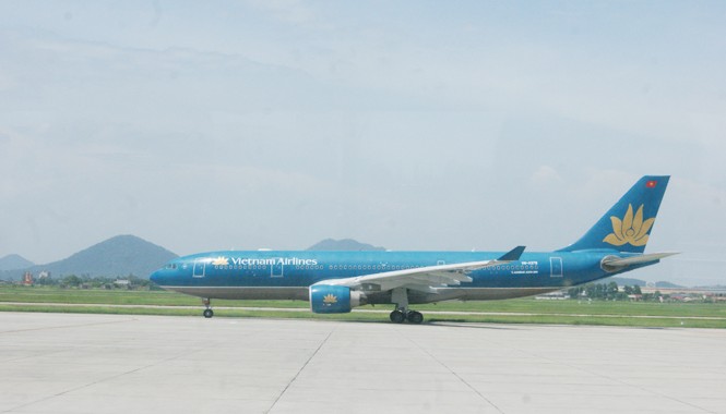 Trực thăng quân sự bay cắt mặt máy bay Vietnam Airlines Ảnh minh họa.