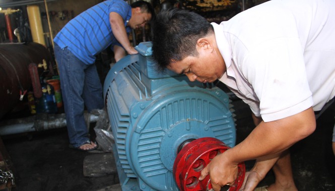 Điện đánh thức biển đảo Khi nguồn điện trên đảo Phú Quý được tăng cường và giá điện trên đảo bằng với đất liền, người dân và doanh nghiệp mạnh dạn đầu tư phát triển sản xuất. Trong ảnh: Một doanh nghiệp sản xuất nước đá tại Phú Quý trang bị mô tơ điện công suất lớn thay thế máy