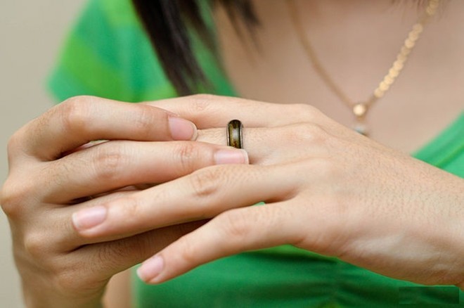 Nhẫn đổi màu theo cảm xúc 20.000 đồng/chiếc hút khách teen Nhẫn mood ring không chỉ được yêu thích tại thị trường Việt Nam mà hiện cũng là sản phẩm hot trên các trang bán hàng online quốc tế ở phân khúc thị trường trang sức giá rẻ. Ảnh: wikihow