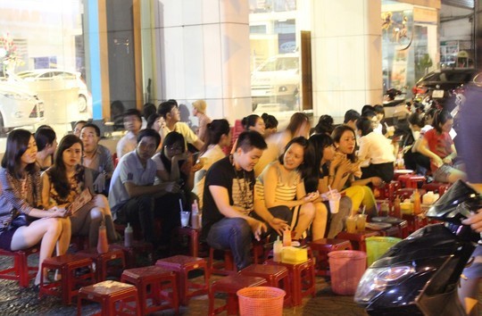 Phố bánh tráng nướng, thu nhập vài triệu đồng mỗi đêm Phố bánh tráng nướng Cao Thắng rất nhộn nhịp hằng đêm.