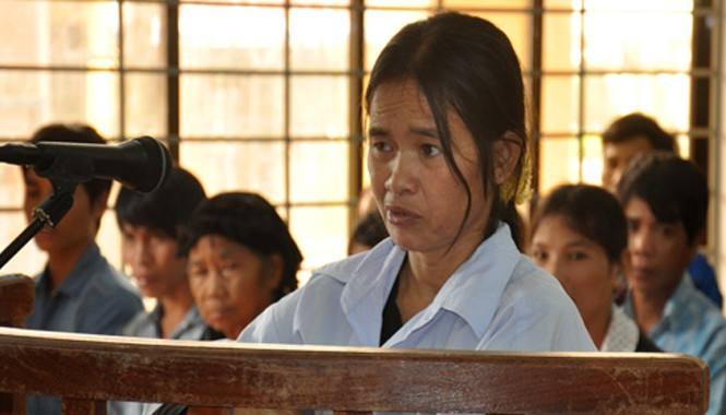 Phạt 14 năm tù người vợ say rượu, truy sát chồng đến chết Bị cáo Min kể lại hành vi giết chồng trong cơn say rượu. Ảnh: Trí Tín.