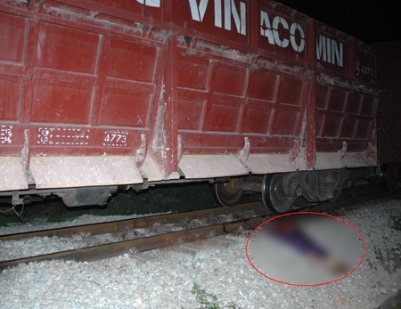 Tàu hỏa tông xe máy, 2 người tử vong Hiện trường vụ tai nạn kinh hoàng khiến 2 người tử vong tại chỗ.
