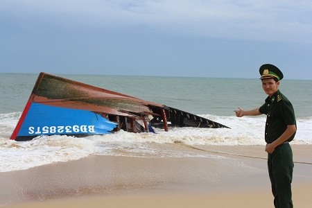 Tìm được thi thể hai thuyền viên trong vụ chìm tàu cá Tàu cá BĐ 93285TS được kéo vào bờ.