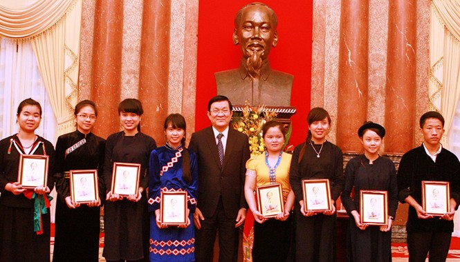Sức vươn chàng trai cao nguyên đá Vừ Mí Kỵ (ngoài cùng bên phải) được Chủ tịch nước Trương Tấn Sang tặng quà.