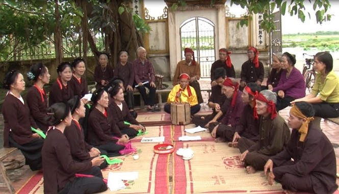 Nhiều di sản Hà Nội bị đe dọa xóa sổ Được người già hâm mộ nhưng giới trẻ thờ ơ, di sản hát Trống quân ở Hà Nội nguy cơ mai một.