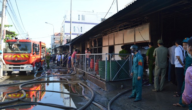 Nhà xưởng rộng hàng trăm m2 bốc cháy rừng rực vào sáng sớm Hiện trường vụ cháy. Ảnh: Đông Sơn.