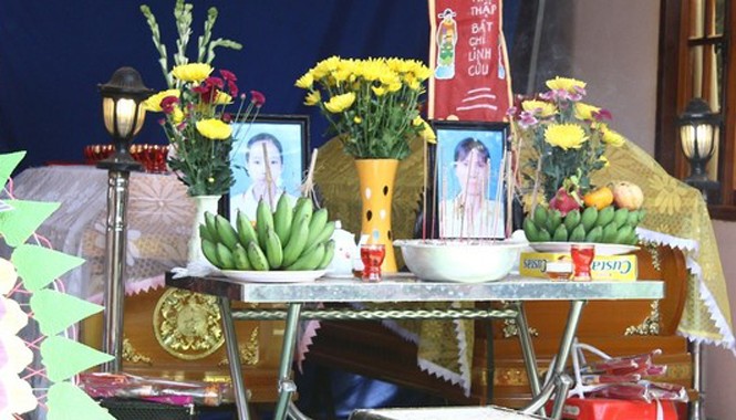Đi bắt cua đêm, hai mẹ con chết đuối thương tâm Thi thể 2 mẹ con chị Khuyên chuẩn bị được đưa về nơi an nghỉ cuối cùng.