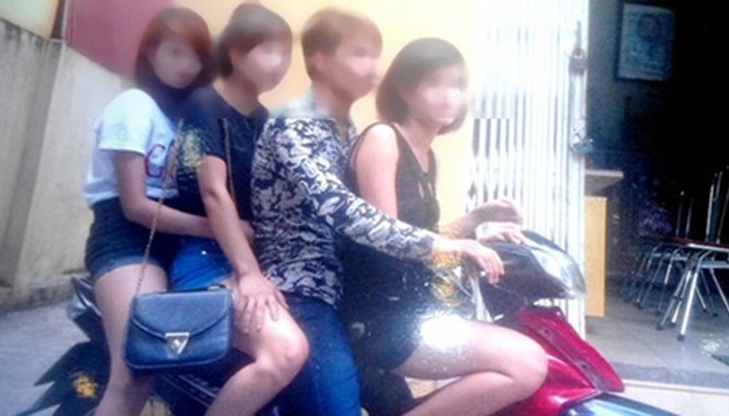 Truy quét 'mô tô bay” chở các tiếp viên nữ mát mẻ Đối tượng vận chuyển và tiếp viên nữ vi phạm quy định về TTATGT, nghênh ngang đi trong phố đã bị CAP Láng Hạ xử lý.