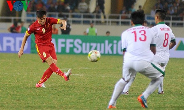 Việt Nam vs Indonesia (2-2): Công làm thủ phá Công Vinh ghi bàn những tuyển Việt Nam không giành chiến thắng. Ảnh: VOV.
