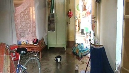 Bắt khẩn cấp nghi can gài mìn vào gói quà 20/11 Hiện trường nơi món quà phát nổ khiến người phụ nữ tử vong tại chỗ. Ảnh: Hoàng Trường/VnExpress.