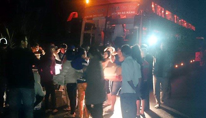 Tin mới vụ tảng đá nặng hàng trăm tấn rơi xuống đường Xe chở khách bị kẹt ở phía Lâm Đồng, đêm 21/11.