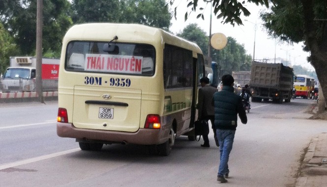 Hà Nội: Bến xe “thoi thóp” – xe dù “nhởn nhơ” Ra khỏi bến Nam Thăng Long, xe 30M-9359 hòa nhập vào dòng xe bắt khách trên đường. Ảnh: Anh Trọng.
