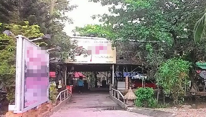 Đang nằm trên võng bỗng dưng bị kẻ lạ mặt chém Quán ăn ông Thạnh trông coi bị kẻ lạ mặt xông vào chém. Ảnh Việt Văn.