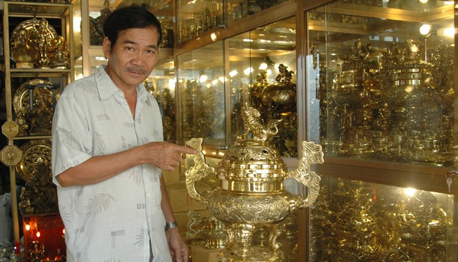 Những chiếc lư đồng mang bản đồ Tổ quốc Chiếc đỉnh đồng thờ tổ tiên kiểu truyền thống, với hai tay nắm hình bản đồ Việt Nam cách điệu. Ảnh: T.N.A.