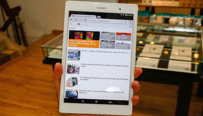 Máy tính bảng chống nước đời mới về Việt Nam Xperia Z3 tablet compact với thiết kế nhỏ gọn và khả năng chống nước. Ảnh: Huy Đức.
