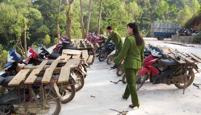 Kinh hoàng 'hung thần xa lộ' nơi biên giới Hai lần ra quân, Công an Văn Lãng tạm giữ 65 xe mô tô vi phạm chở hàng lậu.