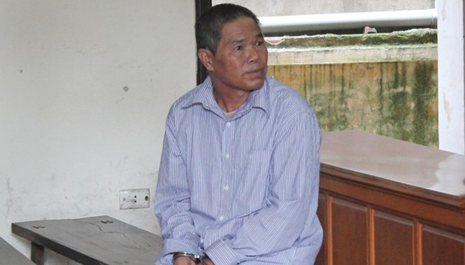 Dụ bé gái hàng xóm 'làm chuyện người lớn' rồi cho bánh kẹo Bị cáo Hồ Thúc Minh tại phiên tòa xét xử.