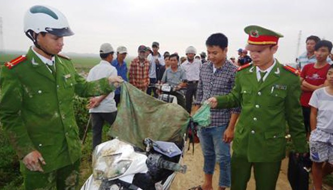 Hơn 300 người lập vòng vây bắt... 2 'cẩu tặc' Tang vật và phương tiện gây án của 2 tên “cẩu tặc”.