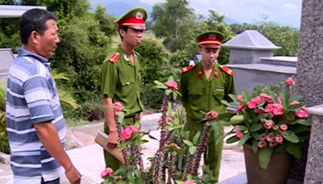 Lật mặt đôi vợ chồng chuyên trộm đồ của... người chết Công an tiến hành thu thập thông tin hiện trường các vụ trộm để điều tra.